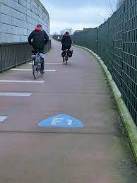 Langs de spoorlijn van kontich tot duffel werd twee kilometer fietspad aangelegd met rode betonverharding en kwam er een fietstunnel onder de klokkestraat in duffel. Fietsostrade F1 Antwerpen Mechelen Krijgt F Markeringen In Kunsthars Provincie Antwerpen