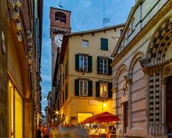 Image of Via Fillungo in Lucca at night