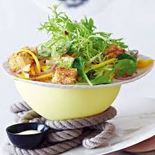 Gebratener Kaese In Sesampanade Auf Gruenem Salat Mit Mango Jpg Rezepte Lebensmittel Essen Leckere Salate