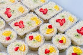 Potongan buah yang terdiri dari melon, semangka, nanas, strawberry, anggur dan nata de coco ini, ia tambahkan susu, sirup, cokelat, perasa buah alami yang dibuatnya sendiri. Usaha Rumahan Salad Buah Simpel Untungnya Super Menggiurkan