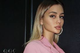 Мария Камова (Маш Милаш), 27 | Номинация «Новые медиа» | «30 до 30» 2024 |  Рейтинг Forbes