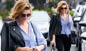 .@deltagoodrem — we you so much. Delta Goodrem Goes Makeup Free And Cuts A Stylish Figure As She Leaves An Exclusive Skincare Clinic Daily Mail Online