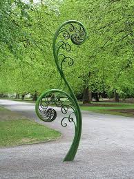 28 Idees De Statues Et Sculptures Pour Decorer Son Jardin Avec Images Decoration Jardin Sculpture Jardin Deco Petit Jardin