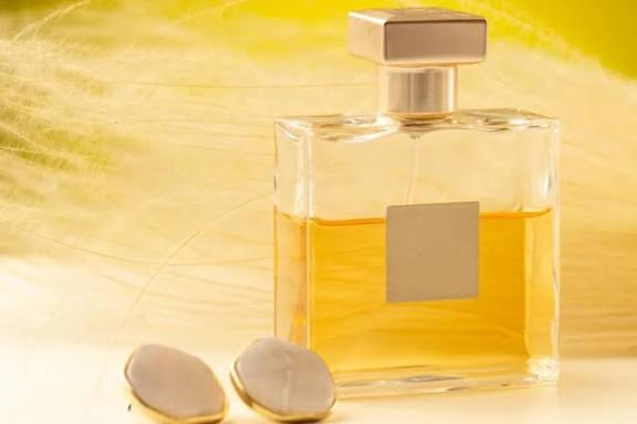 10 Jenis Aroma Parfum Wanita Paling Populer dan Memikat