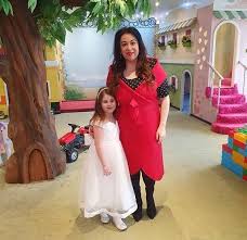 Cu cât va face mai repede această intervenţie, cu atât va putea să aibă un al doilea copil. Copilul Ro Oana Roman O Da In Judecata Pe Oana Zavoranu Facebook