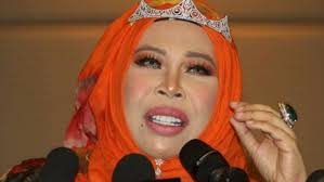 Lepas gagal dapat hak penjagaan cik.b dan kacak. Vida Says Sorry To Singer Aishah Over Fake Diamond Necklace Debacle The Star
