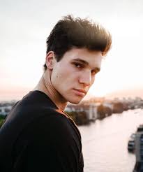 Wincent Weiss + Gäste kommt am 12.07.2018 wieder auf den KUNST!RASEN.  Dieses Jahr hat er uns als Support von Sarah Connor so begeistert das er  2018 im Rahmen seiner Sommertour wieder auf