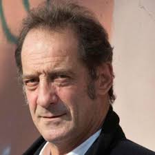 On y apprend notamment qu'un matin en corrèze, l'acteur s'est fait sortir «assez violemment» du lit par jacques chirac en personne alors qu'il avait rejoint clandestinement. Obseques De Jacques Chirac Vincent Lindon Present Pour Soutenir Son Ex Claude Chirac Femme Actuelle Le Mag