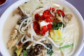 Filled with chunky, succulent, sweet pieces of crispy fried fish freshly prepared daily, and accompanied with a generous serving of thick rice noodles and fresh greens. Hua Ji Xo Fish Head Bee Hoon Popular Fried Fish Head Noodle Soup With Long Steady Queues At Old Airport Rd Sethlui Com