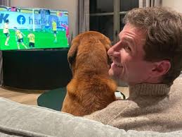 Thomas Müller erlebt Bayern-Drama in Dortmund mit Hund auf Sofa