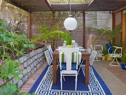 The Modern Globe Light Blends The Comfort Of Indoors With The Lush Beauty Of Nature In This Outdoor Dini Outdoor Rooms Backyard Dining Inspiring Outdoor Spaces