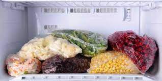 Se possedete il forno a microonde basta inserire il cibo ancora congelato e attivare per qualche minuto l'azione apposita defrost, di. Come Scongelare Gli Alimenti Consigli Per Mantenere I Cibi Sani Wellme