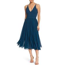 Most dress shapes will pair well with an hourglass figure, so it's ultimately up to the bride to decide what she wants to show off. 10 Best Dresses For Your Body Type Rank Style