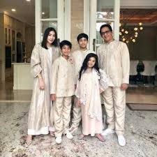 Nonton video inspirasi baju ke kondangan diunggah oleh audreey hanya di vidio. Cek 15 Inspirasi Model Baju Couple Keluarga Gotomalls