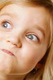 Gadis Muda Berambut Perang Menunjukkan Wajah Ekspresif Dan Bodoh Foto Dan  Gambar Untuk Muat Turun Percuma