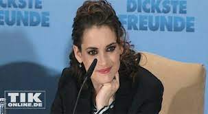 In case you missed it, cadillac aired a super bowl commercial on sunday that was a sequel to edward scissorhands.. Winona Ryder Fur Kinder Wurde Sie Die Karriere Opfern Tikonline De
