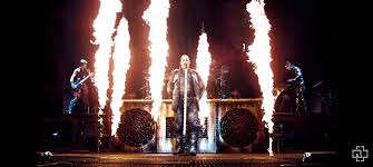 Ihr wollt doch auch das blut vom degen lecken. No Biggie I M Just Gonna Chill Here With Flames Towering Over Me Wollt Ihr Das Bett In Flammen Sehen Video Rammstein