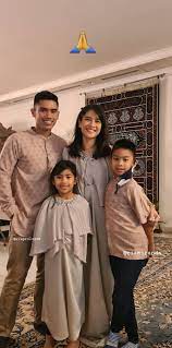 Untuk tema pakaian lebaran tahun ini, bapak dua anak ini. 10 Inspirasi Baju Lebaran Keluarga Ala Seleb