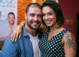As duas posaram juntas em clima de intimidade, informa o colunista léo dias. Diogo Nogueira Surpreende E Aparece Com Esposa Em Quadra De Samba Bastidores Da Tv