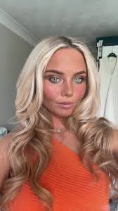 Nicole Behr's Instagram, Twitter & Facebook