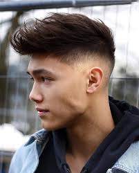 Apr 06, 2022 · dagli haircut con doppio taglio e ciuffo a quelli più classici che valorizzano la chioma medio o lunga, le tendenze tagli capelli uomo 2022 primavera estate sono un invito a sperimentare. Capelli Uomo Le Tendenze Per L Autunno Inverno 2020 2021 Capellistyle
