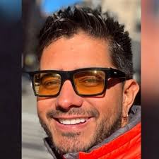 Ayer fui almorzar con un empresario para hablar sobre un negocio y pedimos  un corte de carne para todos y estaba divino , pero el y su acompañante  solo comieron un pedazo