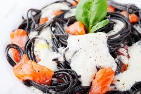 Ingredientes para hacer pasta de colores: Los Espaguetis De Pasta De Color Negro Con Salsa De Crema Y Salmon Ahumado En Un Plato Blanco Cocina Italiana Fotos Retratos Imagenes Y Fotografia De Archivo Libres De Derecho Image 53006942