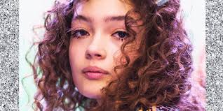 Porta la testa in avanti e inizia asciugando completamente le radici: Capelli Ricci 15 Trucchi Su Come Curare Il Tuo Taglio Di Capelli