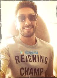 Check Out Ranveer Singh Sports A New Hairstyle For Befikre Bollywood News Bollywood Hungama The actor, who has experimented with various hairstyles in his recent reports suggest that the new mom was mobbed by fans while out in the city. check out ranveer singh sports a new