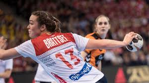 Hun ble også kåret til postenligaens beste strekspiller og årets. Kari Brattset Forlater Vipers Blir Lagvenninne Med Nora Mork Jeg Kunne Ikke Si Nei Itromso No