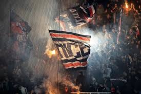 Tifos Gigantes Invaden Europa: ¿Pasión Futbolera o Arte Efímero? - Imagen principal del artículo