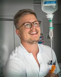 Michél Rohner, Dipl. Pflegefachmann HF Als Pflegefachmann begleite ich  täglich verschiedenste Menschen in Leidens- oder Krankheitszuständen. In  nächster Nähe zu Patientinnen und Patienten wird mir eine grosse  Verantwortung zuteil, was mich mit