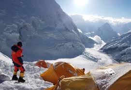 Mount everest has a way of reminding. Dead Bodies Remain On Mount Everest Because It S Dangerous To Get Them Business Insider