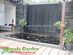 Jika iya, maka selain akuarium, kolam ikan minimalis dalam rumah bisa menjadi alternatif yang manjur untuk menyalurkan hobi anda. Galeri Foto Kolam Ikan Koi Minimalis