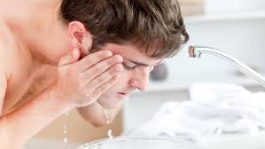 Tratamientos caseros y consejos de cuidado facial para hombres