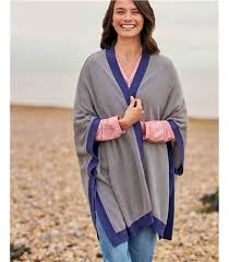 Adoptez un style décontracté grâce à ce poncho ample tricolore. Ponchos And Wraps Wool Overs