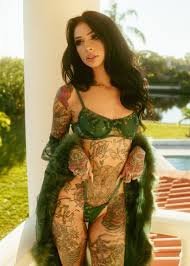 Angela Mazzanti - Free pics, galleries & more at Babepedia