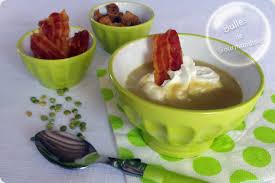 Faire revenir un oignon et des lardons, ajouter une carotte en rondelle, puis les pois cassés, un kub or, de l'eau et laisser cuire à couvert en. Veloute De Pois Casses Aux Lardons Et Sa Chantilly De Lard Bulles De Gourmandises