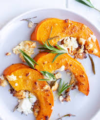 Ofen Kurbis Mit Rosmarin Und Feta Ruth Recettessaines En 2020 Recette Citrouille Recette Crevette Recette