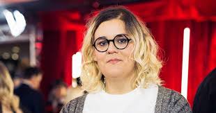 Née le 15 février 1992, originaire du quartier limoilou dans la ville de québec, son père, d'origine algérienne, vend des vêtements aux puces. Safia Nolin Repond A Ceux Qui Ont Critique Son Habillement Hier Soir Au Gala De L Adisq Viral Monde De Stars