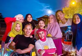 Banjir pada tahun 2014 adalah yang terburuk dalam sejarah banjir di malaysia dengan mencatatkan lebih 300,000 orang dipindahkan.1 sejak 18 disember, jabatan meteorologi malaysia, telah mengeluarkan 38 amaran. Keluarga Gen Halilintar Terjebak Banjir Di Malaysia Lenggogeni Faruk Mohon Doanya Pikiran Rakyat Com