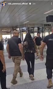 برفقة حراس شخصيين وموكب أمني.. شقيقة هيفا وهبي تُثير الجدل في مطار بيروت! ( صور)