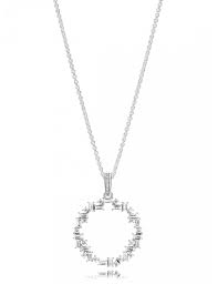 Die pandora ketten im sale sind aus silber und glänzen faszinierend im licht und lenken den blick auf den anhänger, der bei jeder kette im mittelpunkt steht. Kaufen Pandora Halskette Silber Glanzende Fragmente Sam Parfums