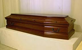 Questa urna di cremazione è realizzata in legno massello a forma di bara. Cofani Funebri Di Zinco E Di Cartone Vantaggi Outlet Del Funerale