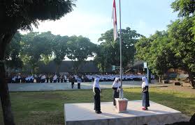 Kemudan pengatur upacara memberikan laporan kepada pembina upacara bahwa upacara telah selesai dilaksanakan dan kembali ke barisan petugas upacara. Al Maududy