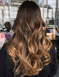 Flamboyage La Nouvelle Technique De Coloration Qui Dominera Cet Automne Cheveux Bruns Cheveux Brun Chocolat Couleur Cheveux
