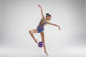 Chi pensa che la ginnastica ritmica sia uno sport facile e poco impegnativo si sbaglia di grosso. Corsi Ginnastica Ritmica Associazione La Comune