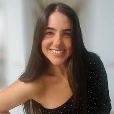 הסיפור הטראגי של כוהנת המהפכים של ישראל: נשים מגיעות אליה כדי לרזות, אבל לא  יודעות מה מסתתר מאחורי החיוך של שר פיטנס >> bit.ly/2Ol5Glt #מגזין_סוף_השבוע