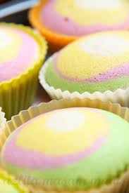 Banyak jajanan yang menjual bolu kukus. Apam Pelangi Masam Manis