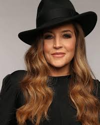 October 14, 1976: Elvis and his girlfriend Linda Thompson leaving the  Arlington Park Hilton Hotel in Chicago, Illinois. This was Linda Thompson's  last time accompanying Elvis